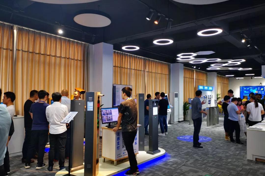 我们在公司展厅策划了一场「安博会」——智慧展厅筹备有